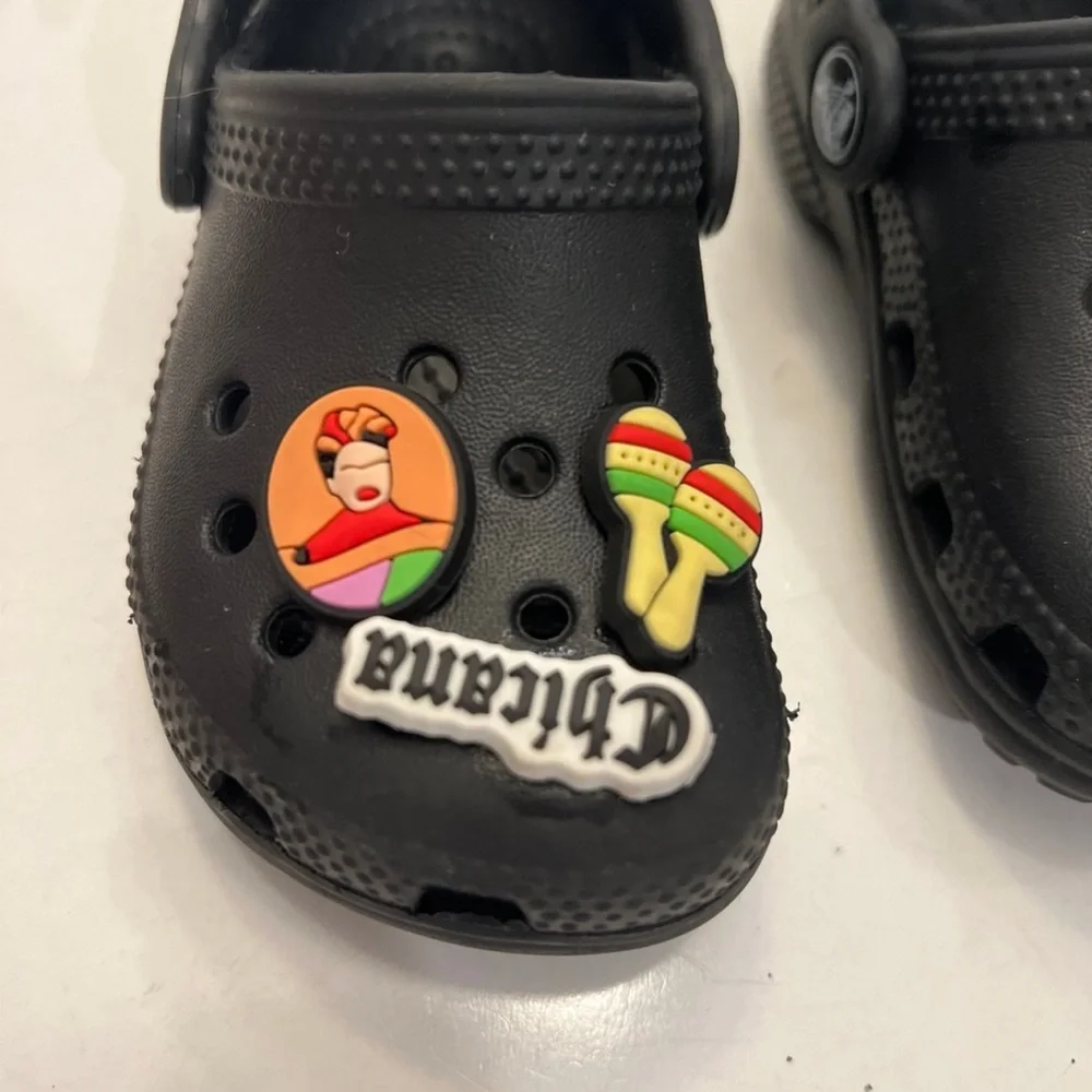 Crocs Boys/girls black classic clogs with 6 charms